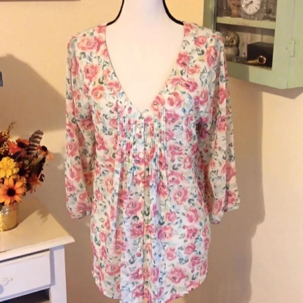 LC Lauren Conrad Rosey Top. Cottagecore, Floral, Soft Girl